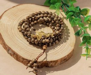 Kinh nghiệm mua vòng tay trầm hương: chạm và quan sát chất liệu của vòng để đảm bảo chất lượng