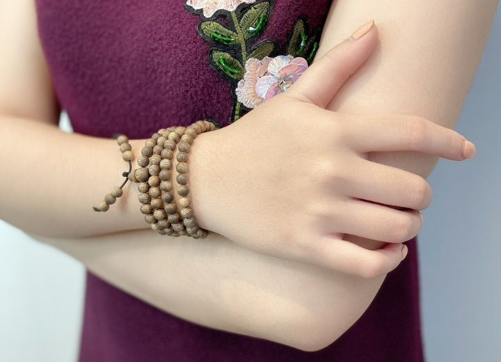 Kinh nghiệm mua vòng tay trầm hương: Chọn kích thước vòng phù hợp giúp người đeo thoải mái