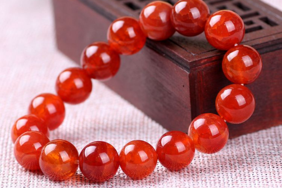 Đá phong thủy mệnh Thổ đá mã não đỏ