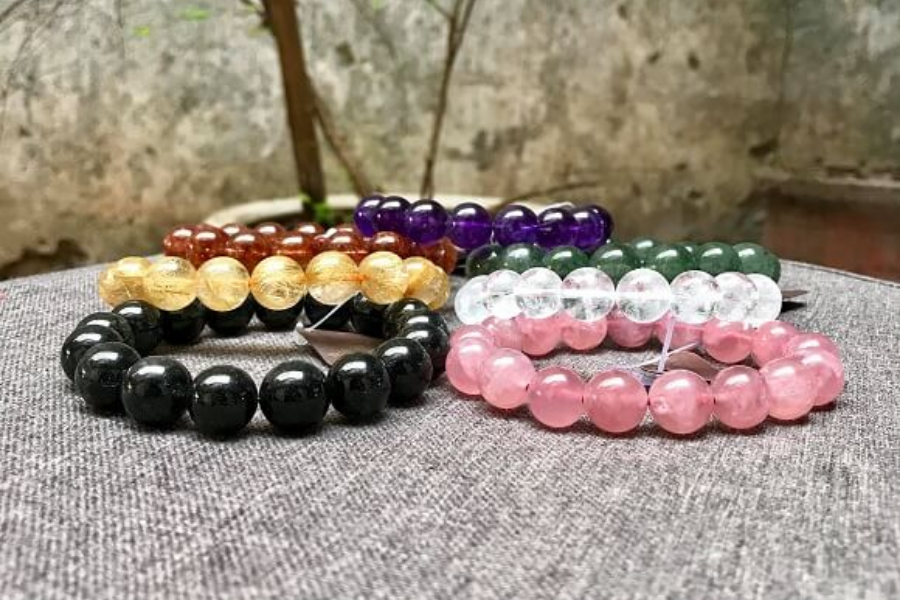 Vì sao phải mua vòng đá phong thủy mệnh kim cho nữ